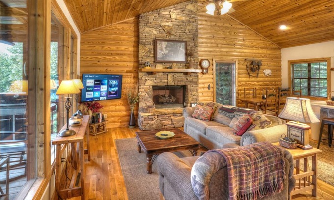 Helen Cabina | Yonah Vista- Mountainside Cabin with Mountain Views and Hot Tub, Near Helen