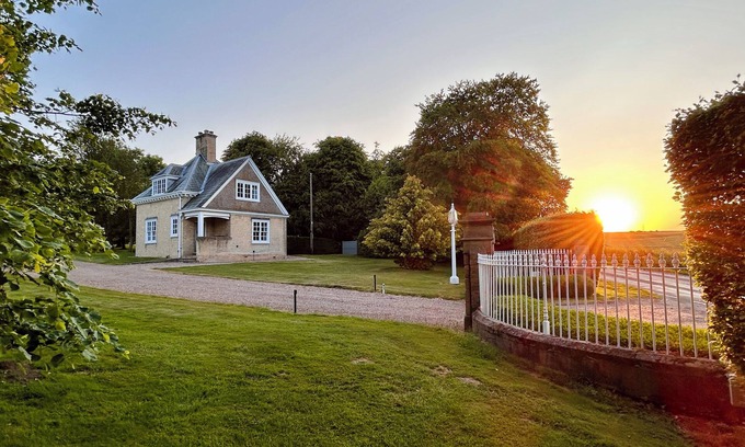 Raywell Cabaña | Yorkshire Gate Lodge - Secluded holiday cottage on the Wolds Way