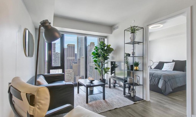 Bloor-Yorkville Apartamento | Yorkville Luxury: Modern 1-Bed Condo, Fall in Love