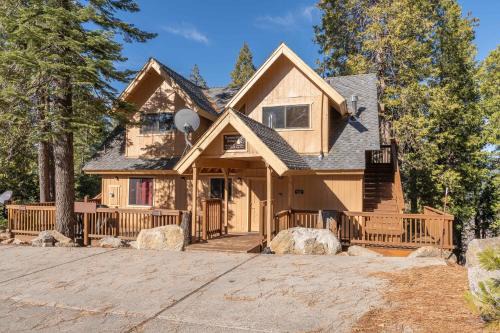 Yosemite West Casa | Yosemite Aviary and Quail Within Yosemite - 2 Separate Family Units Welcoming Up To 14 Guests