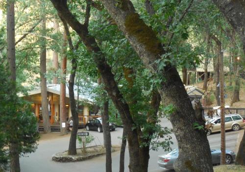 Midpines Cabina | Yosemite Bug Rustic Mountain Resort