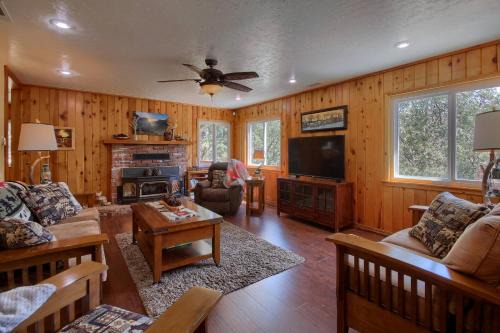 Yosemite Forks Casa | Yosemite Corner w NEW game room/Hot Tub/EV more