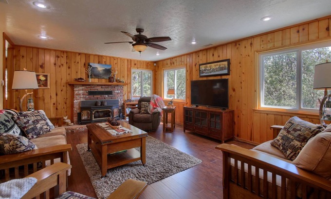 Yosemite Forks Casa | Yosemite Corner w NEW game room/Hot Tub/EV & more!