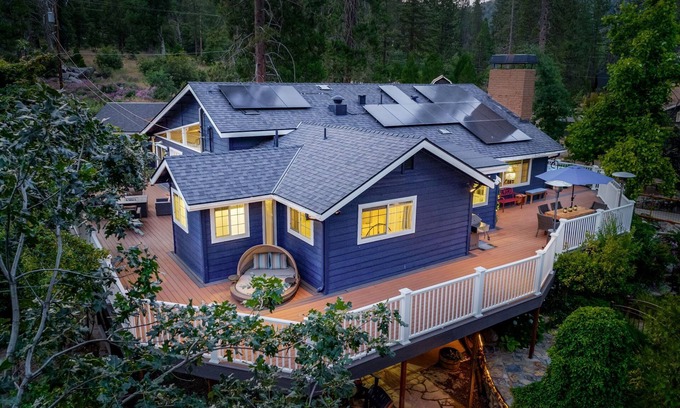 Oakhurst Casa | Yosemite Creekside Retreat with spa/games/EV Charger and more