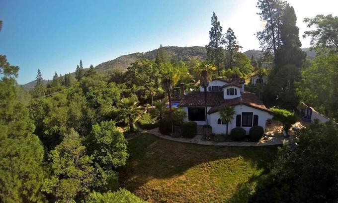 Mariposa Casa | Yosemite Estate: piscina, jacuzzi, chimenea al aire libre, cancha de tenis y básquetbol