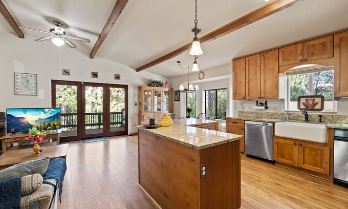 Groveland Cabina | Yosemite Family Retreat: Dogs OK! Games, Lake, Deers, Golf, Family Reunion!