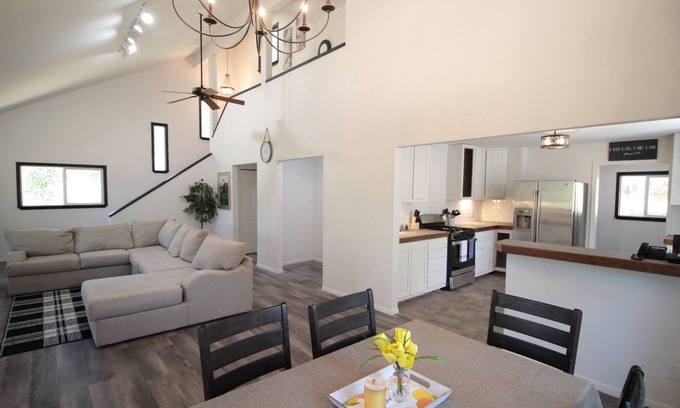 Mariposa Otro | Modern Yosemite Farmhouse on 5 Acres next to Bass Lake and National Park .