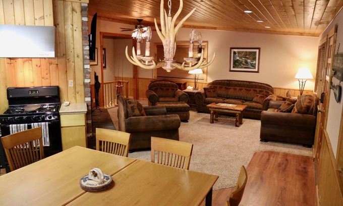 Oakhurst Cabina | Parque Nacional de Yosemite (15 millas) / Bass Lake (3 minutos) CuteCabin w / HOT TUB