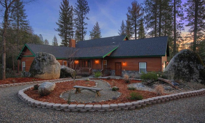 Mariposa Casa | Yosemite Retreat with BBQ and Wifi