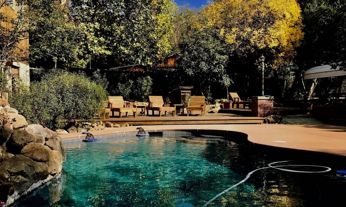 Coulterville Casa | Retiro rústico de Yosemite con piscinas, manantiales, perros!