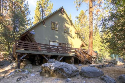 North Wawona Casa | Yosemite's Creekside Birdhouse