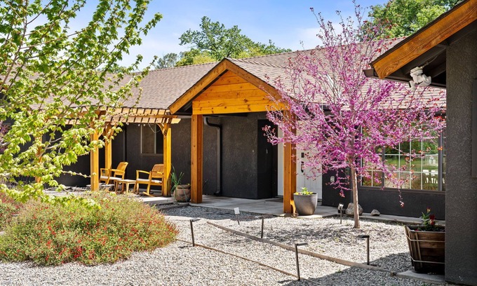 Mariposa Casa | Yosemite Sunrise Retreats: 2 Homes on 5 Acres! Pool, 2 Spas, 50 min to Yosemite!