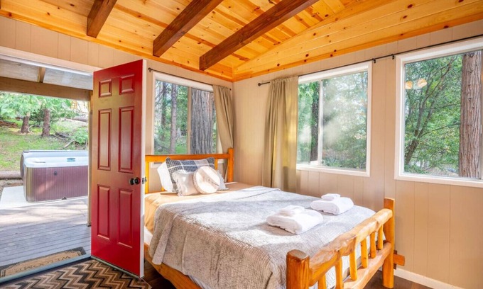 Oakhurst Cabina | Yosemite Vintage Villa w/Hot tub