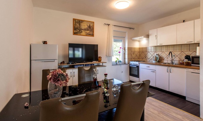 Lovinac Casa | You can enjoy a relaxing vacation in this beautiful vacation home.