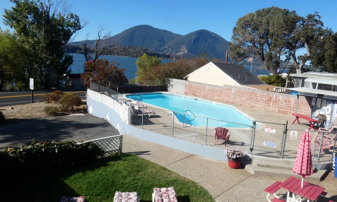 Clear Lake Apartamento | Puedes ver siempre con una pared de ventanas. Vistas de Clear Lake y el monte. Konocti