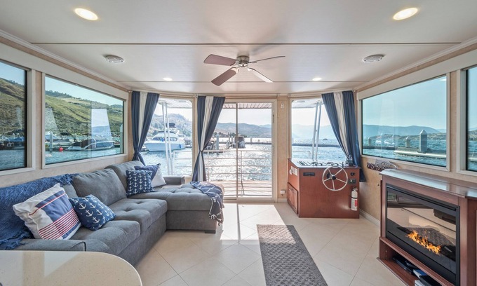 Chelan Alquiler De Eote | You can't beat these views w/ this unique houseboat ON Lake Chelan