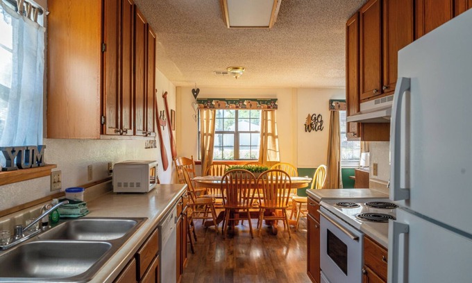 Weatherford Casa | You Don’t Want to Miss This! Full Kitchen, Outdoor Pool, Free Parking!