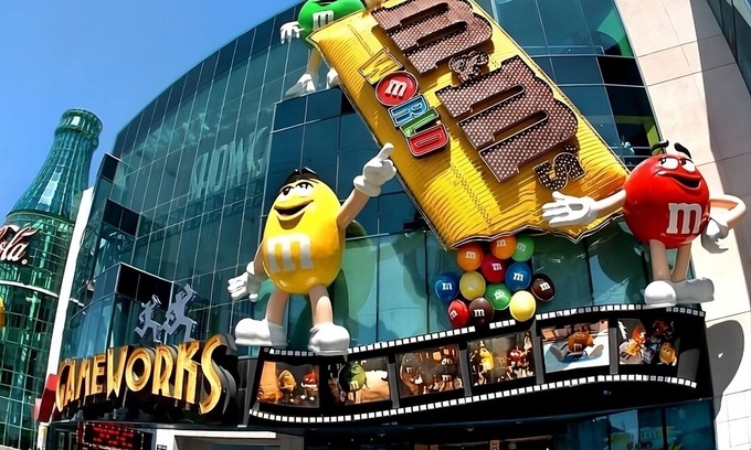 Las Vegas Hotel | You Found it, Amenity Packed Property Near Shark Reef Aquarium and High Roller!