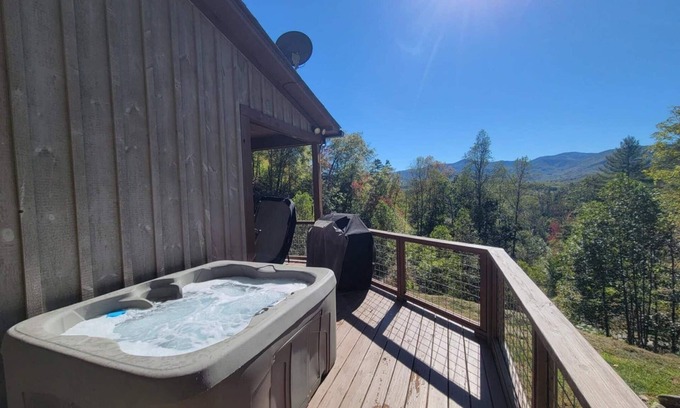 Whittier Cabina | You found the one! 13 mi to WCU, 8 mi to Casino! Dog friendly & HOT TUB! tubing