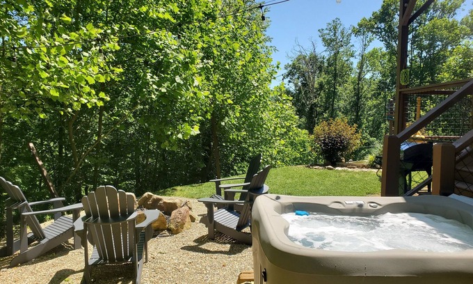 Whittier Cabina | 8 mi to Casino 11 mi to Polar Express, Hot tub, robes and Views, dogs ok
