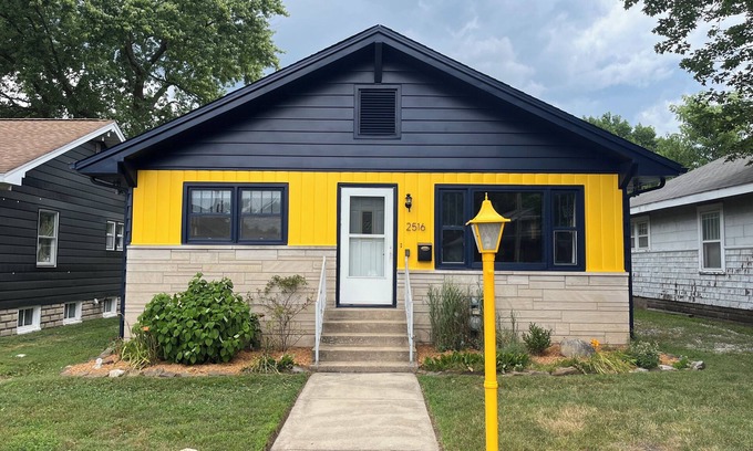 Terre Haute Casa | You'll love your stay at the Azul Abode centrally located in Terre Haute!