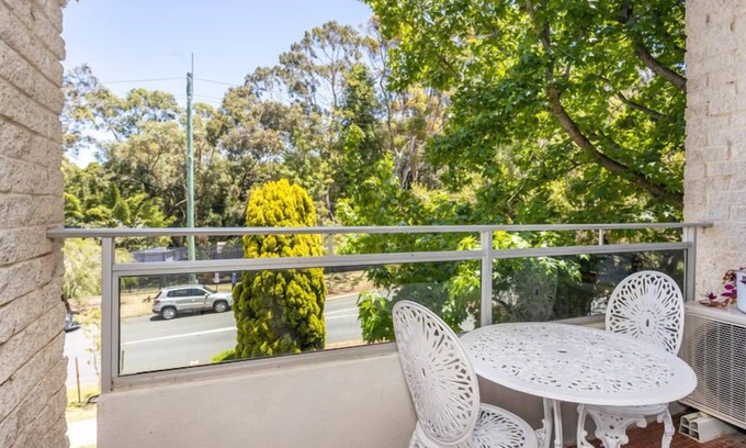 South Perth Apartamento | Renovated Apartment with Treetop Views. Free WIFI and parking.