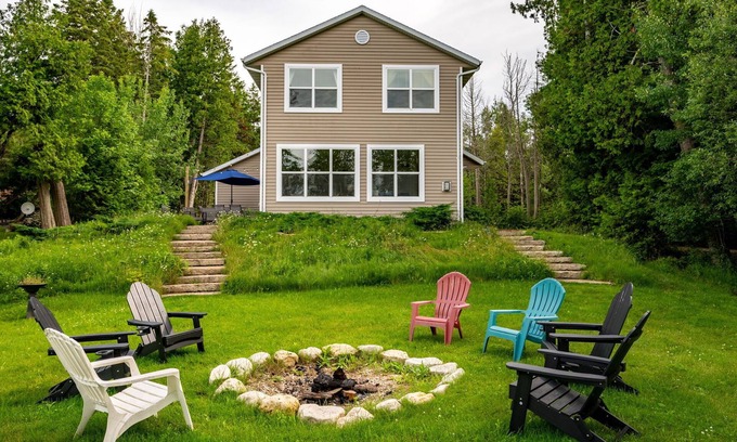 Baileys Harbor Casa | You’ll be Bay dreaming here at this beautiful North Bay waterfront home!