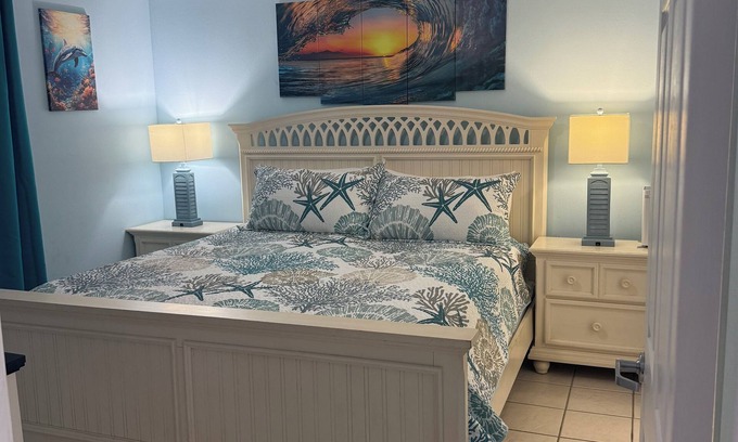 Navarre Beach Condominio | Your Beach Escape with 3 Pools, 3 Hottubs, and Emerald Coast Beach Views!