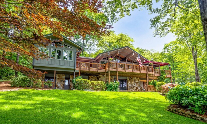 Lake Toxaway Casa | Tus vacaciones en Blue Ridge te esperan en esta lujosa casa frente al lago.