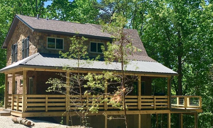 Rogers Chalet De Esquí | Nuevo y espacioso chalet frente al lago en Red River Gorge / Natural Bridge Kentucky