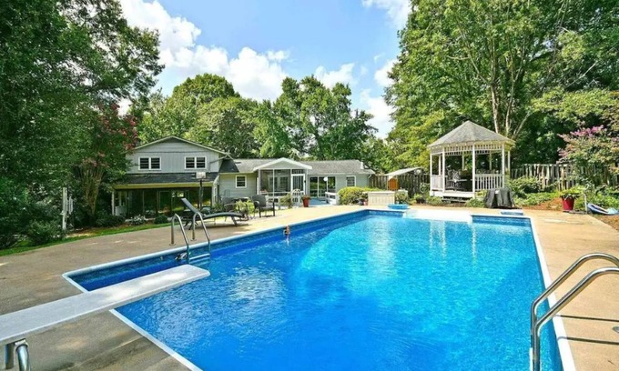 Easley Casa | Your Carolina Oasis Awaits- PETS FREE!!! Support Animal Welfare in the Carolinas