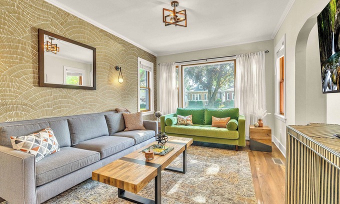 Brookfield Casa | Your Chicago Hub~ 4 minute Walk to Train~ Pets OK