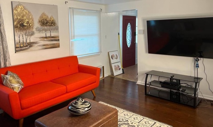 Churchhill Casa | Your comfortable home with office space? Equipped kitchen and free internet