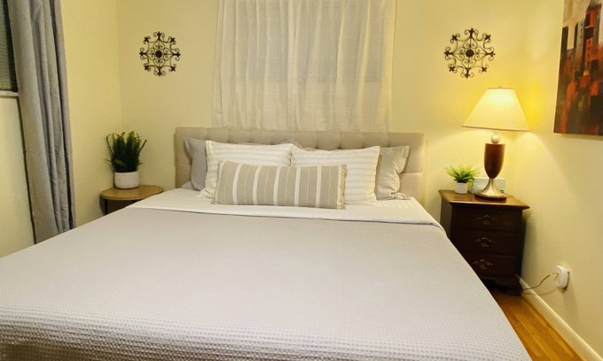 Ross Township Casa | Your Comfy Home in Pittsburgh with King beds and free parking