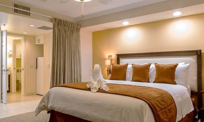 Coronado Hotel | Your Coronado Paradise! Unit with Kitchenette! Outdoor Spa Tub!
