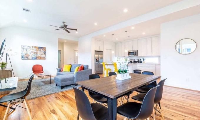 Lawndale/ Wayside Casa | Your Cozy Bungalows! Sleeps 18/9BR/6BA/12PA