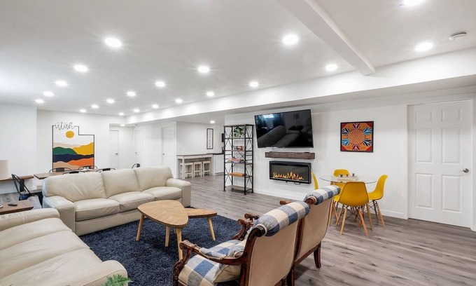 Lakeview Casa | Your Cozy Getaway: Wake Up to Waffles & Comfort!