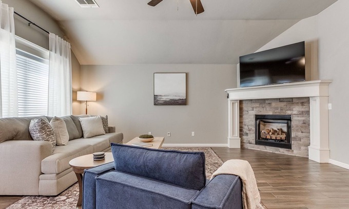Edmond Casa | Your Cozy Modern Getaway in Edmond