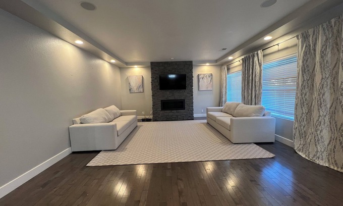 Green Valley Ranch Casa | Your Dream Gateway Near DIA. 5-bedroom house in awesome Denver with WiFi, AC