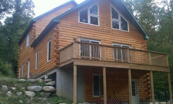 East Chatham Casa | Your Dream House: Pine Log Chalet, 7 Rms, Sauna, Piscina al aire libre - Covid Sanitized