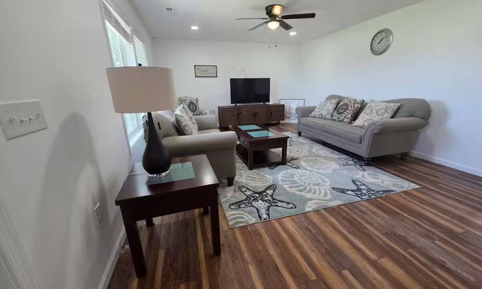 Georgetown Casa | Your fam will be close to everything when stay at this centrally-located place.