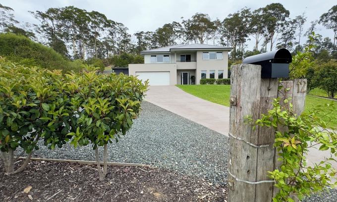 North Batemans Bay Casa | Your Family Retreat Awaits -Spacious home Sleeps 8 (Up to 11 Upon Request)