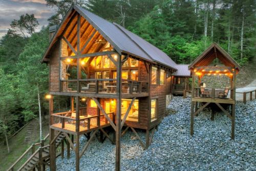 Mineral Bluff Villa | Your Happy Place - Rustic lodge vibes meet luxurious modern amenities