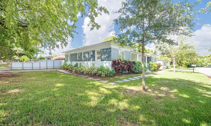 Parkside Casa | Your Hollywood Hideaway! Central Location 2BR Home