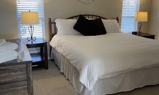 Isle of Palms Casa | Your Home Away From Home and 2 miles from The Mayo Clinic and Snowbirds welcomed