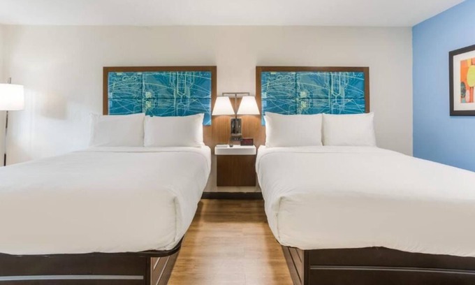 Merry Oaks Casa | Your Home Away From Home! 4 Comfortable Units, Free Breakfast & Parking, Pool