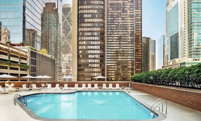 Streeterville Hotel | Your Home Away From Home! 3 Relaxing Units, Outdoor Pool, Onsite Parking!