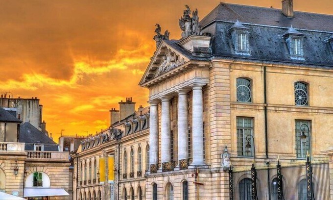 Dijon Casa | Your Home Away from Home! Pet-friendly Near Palace of the Dukes of Burgundy!