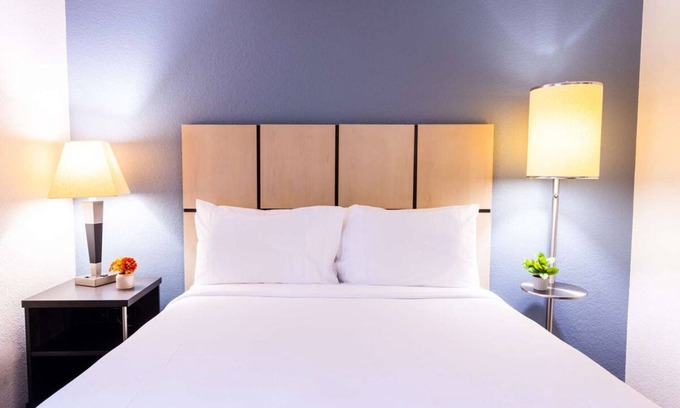 Golden Apartamento | Your Home Away From Home! Pet-Friendly Stay with Kitchenette!