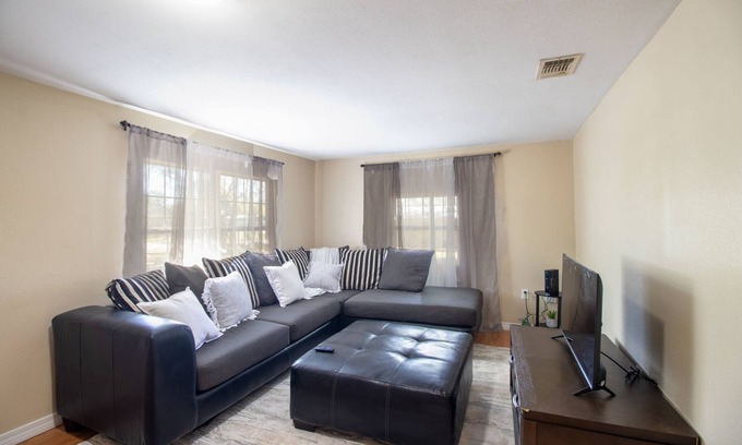 Pascagoula Casa | Your Home Away From Home! Contractor Special. 28 days or more only.